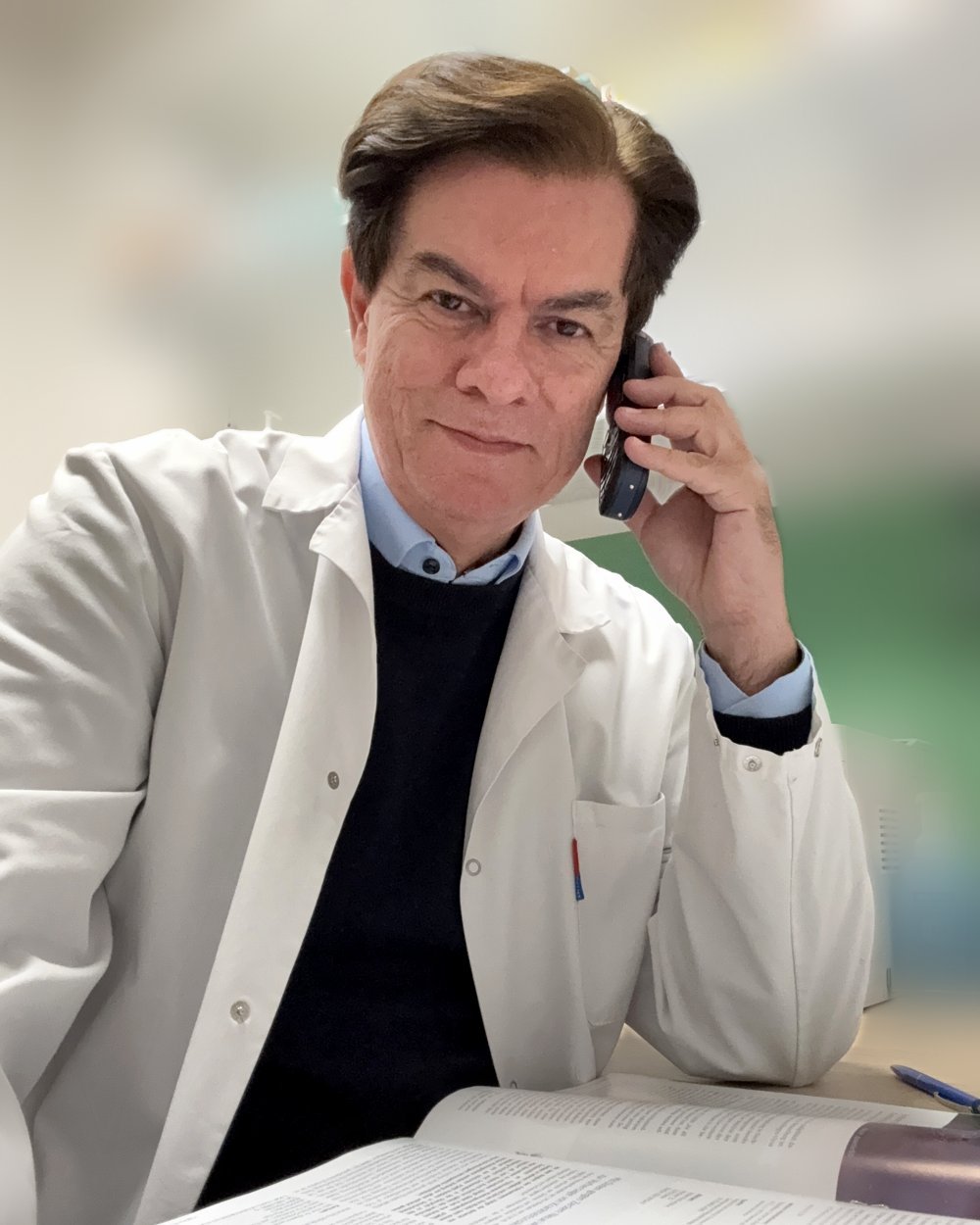 Miodrag Simović-Krön im weißen Mantel am Telefon