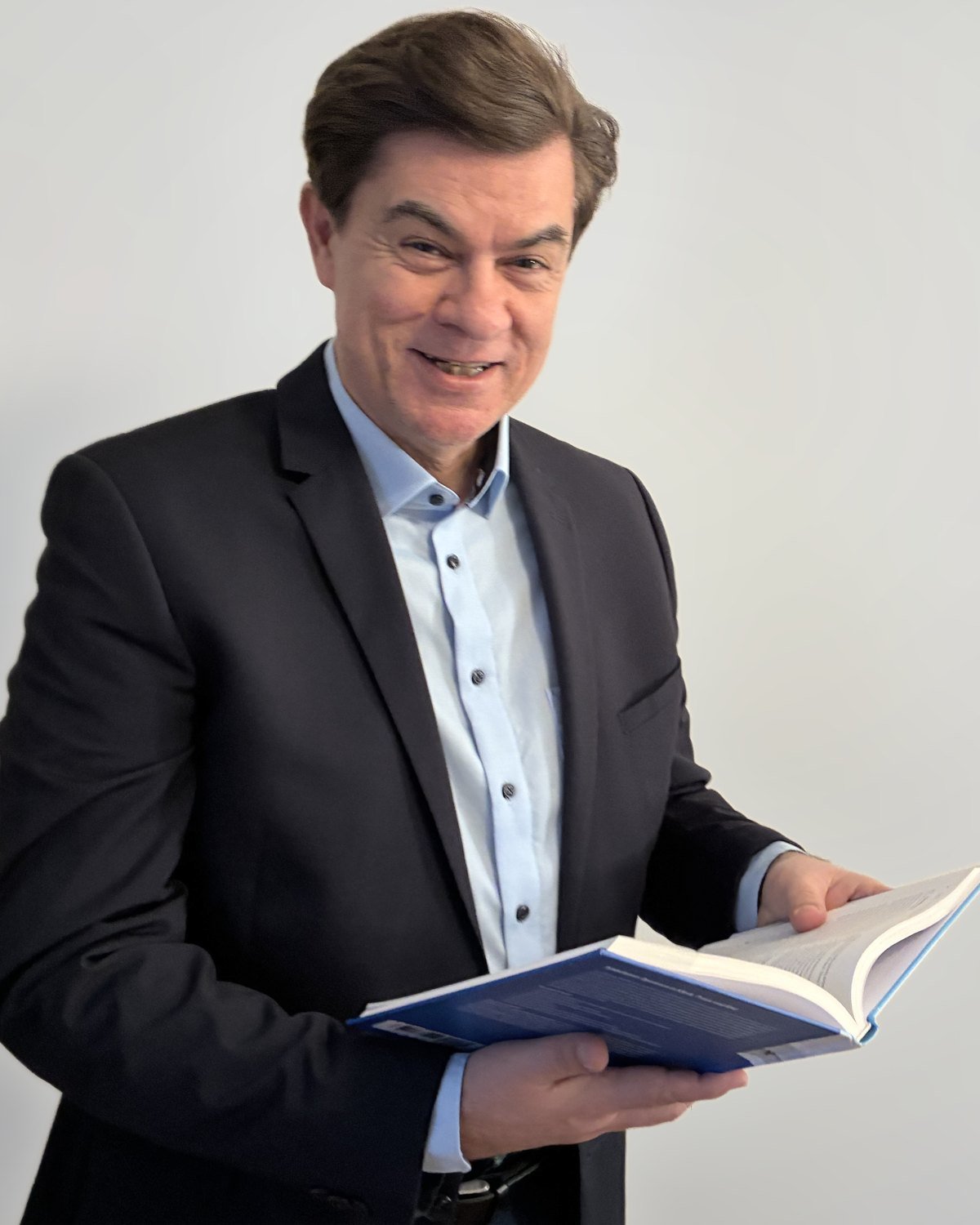 Miodrag Simović-Krön mit einem Fachbuch